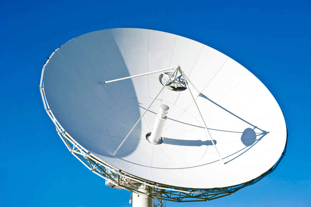 En stor satellitdisk